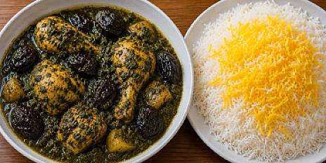 پلو و خورش آلو اسفناج با مرغ