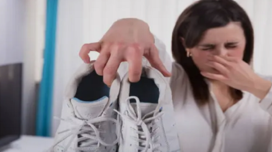 رفع بوی بد کفش چرم