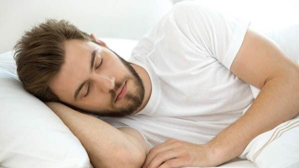 کدام نوشیدنی ها به خواب کمک میکنند ؟