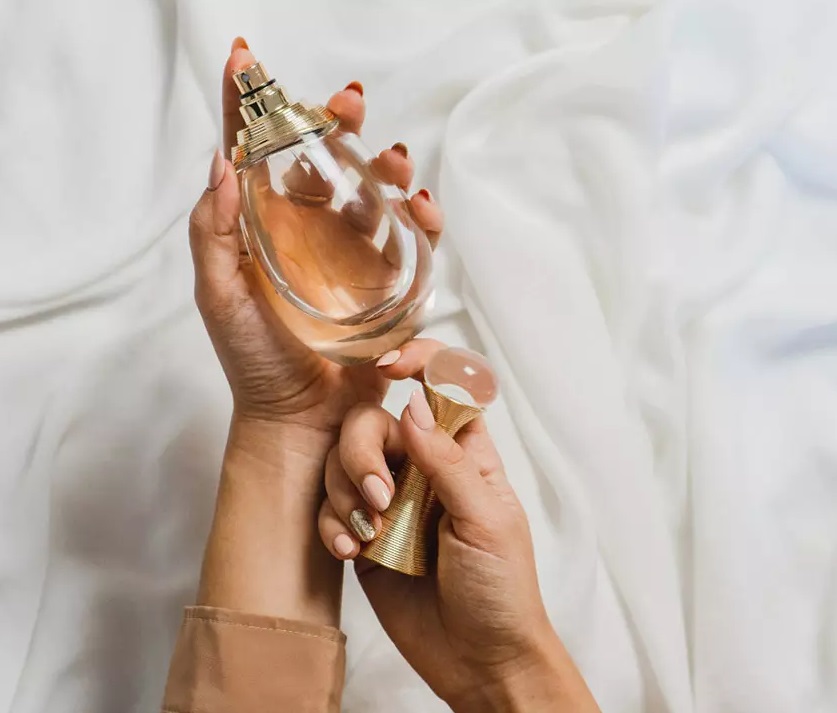 بهترین عطرهای زنانه برای جذب مردان- دیور جادور