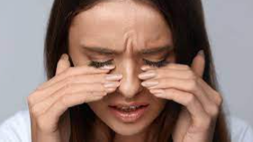 چرا لنزم چشمم را می‌زند و تصویرم تار شده است؟