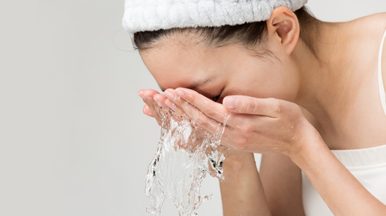 اشتباهات رایج در شستشوی صورت که پوست را خراب می‌کند