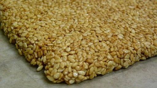 شیرینی کنجدی با شهد گزنگبین؛ انتخابی سالم و رژیمی