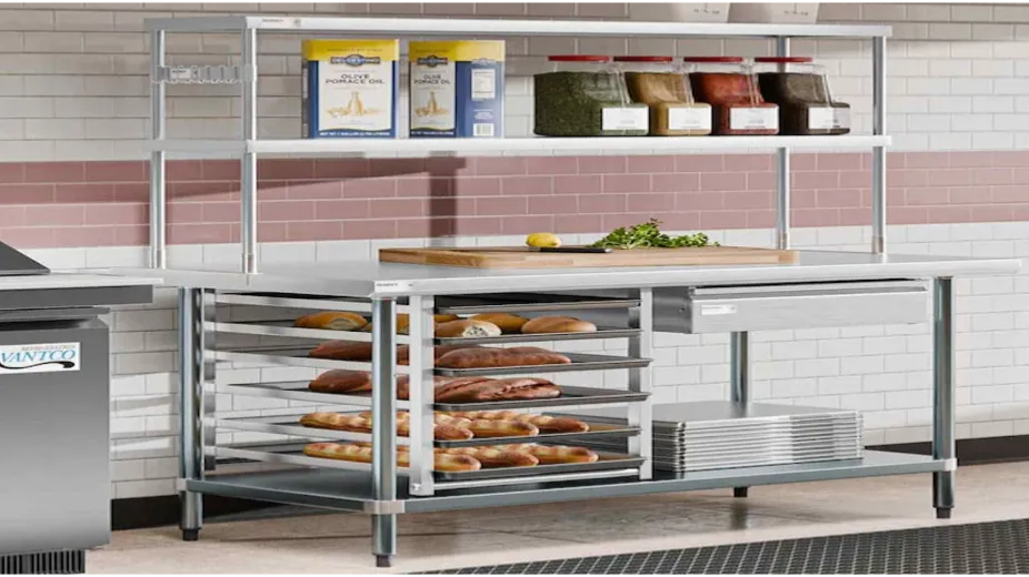 مزایا و کاربرد میز کار استیل در آشپزخانه صنعتی