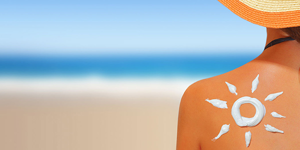 ضد آفتاب چیست و چرا ضد آفتاب بزنیم؟ هر آنچه که باید بدانید