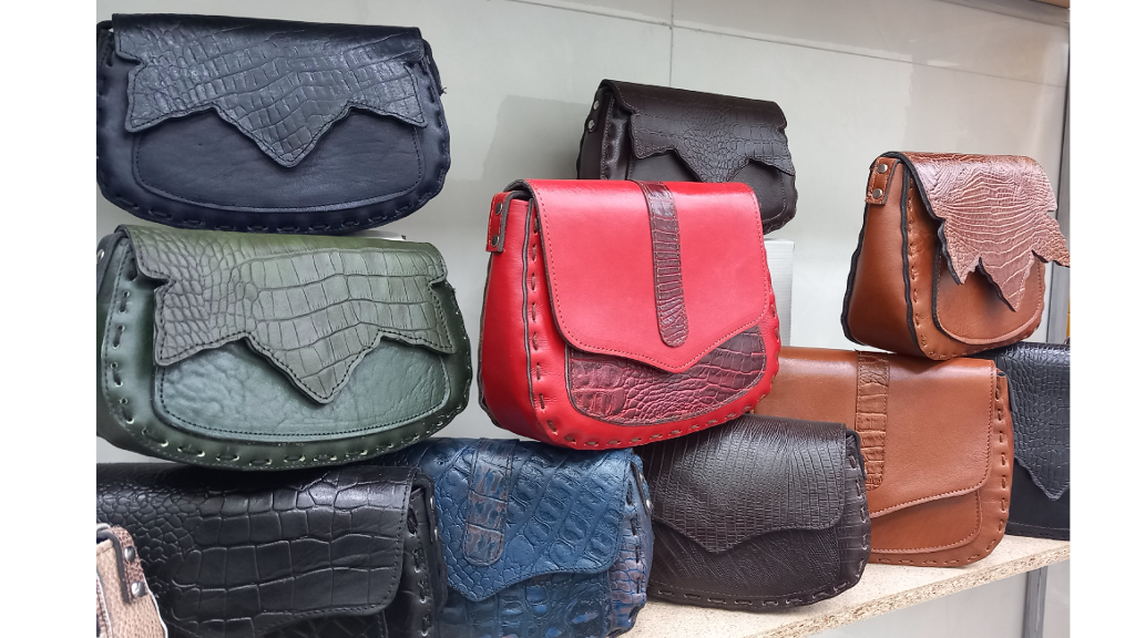 کیفی از جنس چرم در اکسسوری یک خانم ایرانی