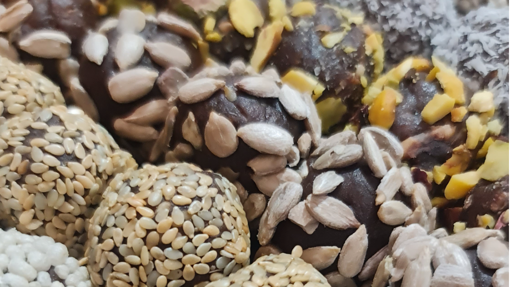 ترافل خرمایی چیست و چه خواصی دارد؟ معرفی بهترین توپک خرمایی