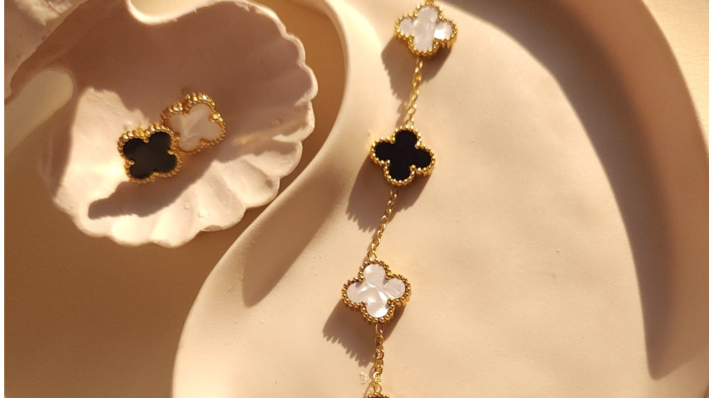 استفاده از دستبند، گردنبند و گوشواره ونکلیف