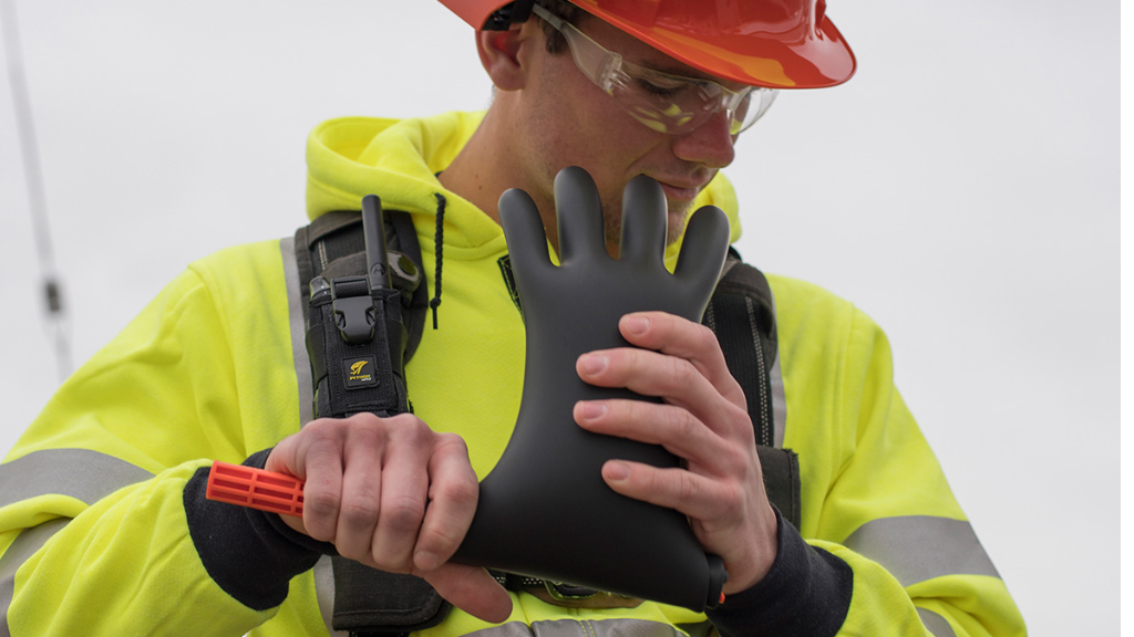 لزوم چک دورهای دستکشهای عایق برق برای ایمنی حداکثری