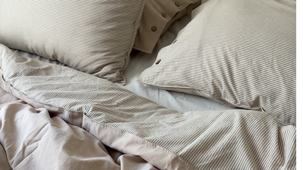 9 مزیت فوقالعاده ملافه لینن برای خوابی آرامتر و راحتتر