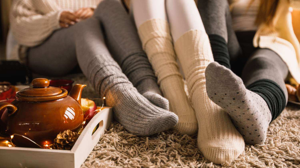 چرا پوشیدن جوراب مهم است؟ 10 دلیل علمی و کاربردی