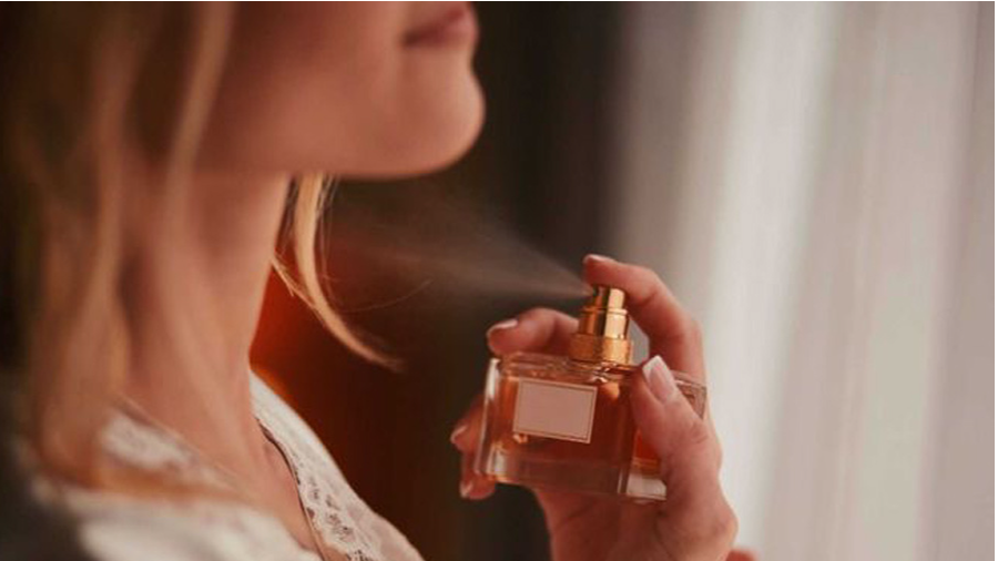 روش صحیح عطر زدن برای ماندگاری بالا