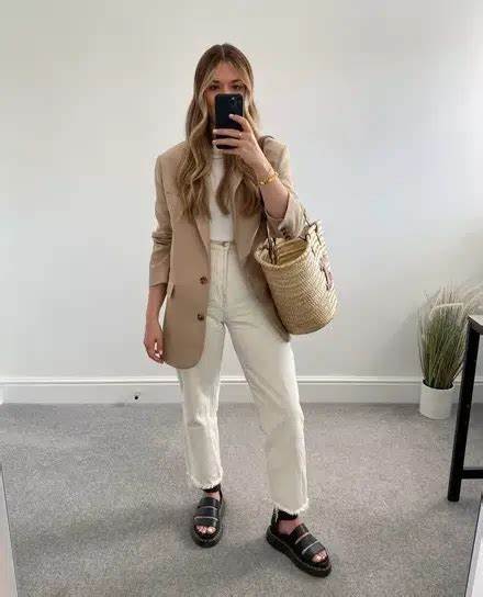 شلوار جین با ژاکت کش باف پشمی و صندل