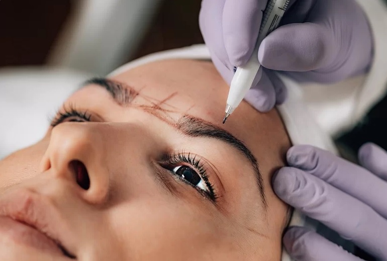 تغییر رنگ ابروها بعد از میکروبلیدینگ ابرو