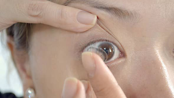 نحوه قرار دادن لنز در چشم برای افراد مبتدی