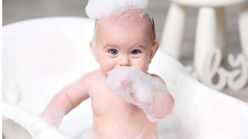 حمام کردن نوزاد هر چند وقت یکبار باید انجام شود؟