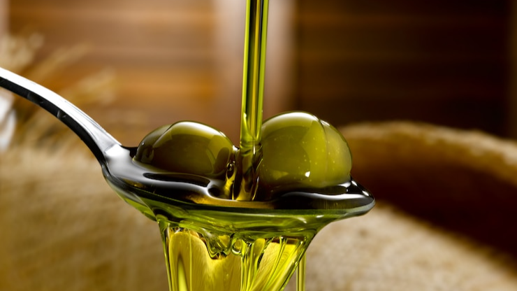 آیا روغن زیتون پوست را تیره می‌کند؟