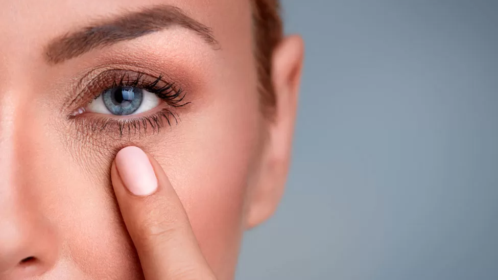 همه چیز درباره کرم دور چشم | چرا، چطور و کِی باید استفاده کنیم؟