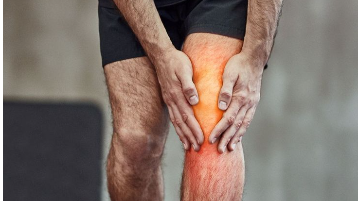 خداحافظی با درد زانو: راز فیزیوتراپی خانگی با یک دستگاه کوچک!