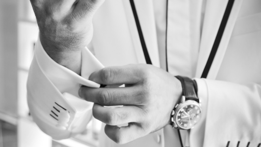 پیراهن رسمی مشکی یا سفید؟ کدام برای شما مناسب‌تر است؟