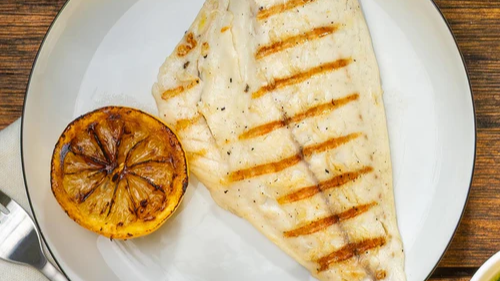 ماهی شوریده گریل شده با سس موخو