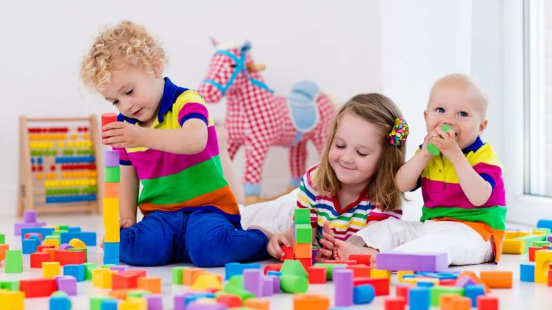 چگونه بازی کردن به رشد ارتباطی کودک کمک می کند ؟