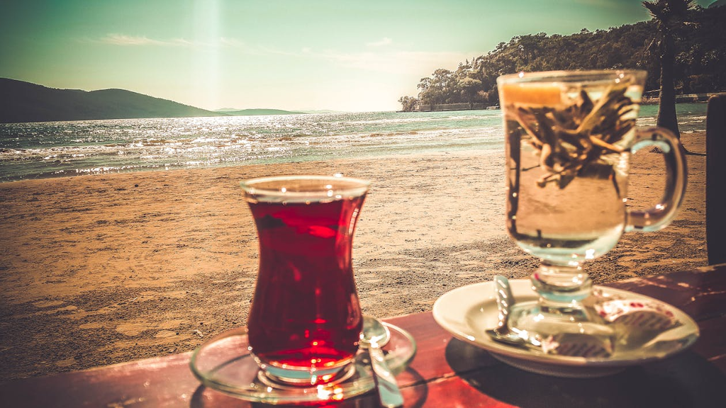 بهترین دمنوش برای تابستان؛ خنکی طبیعت در فنجان شما