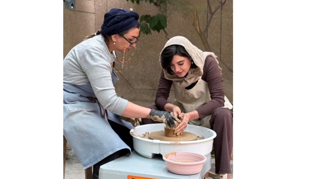 کلاس سفالگری در اصفهان؛ تجربهای ماندگار در گالری سفال نازلی