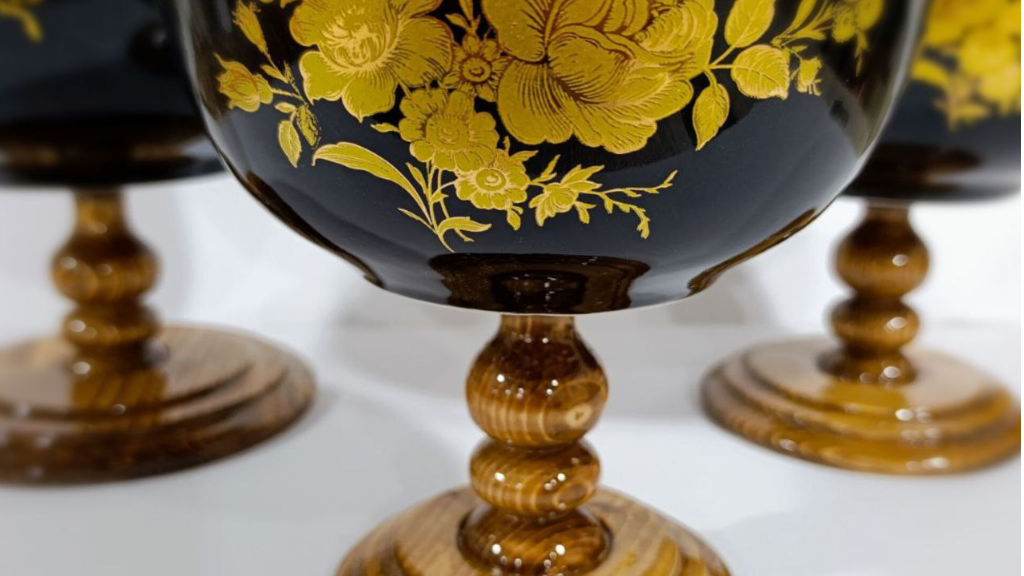 رنگ مشکی به سرویس پذیرایی میاد؟