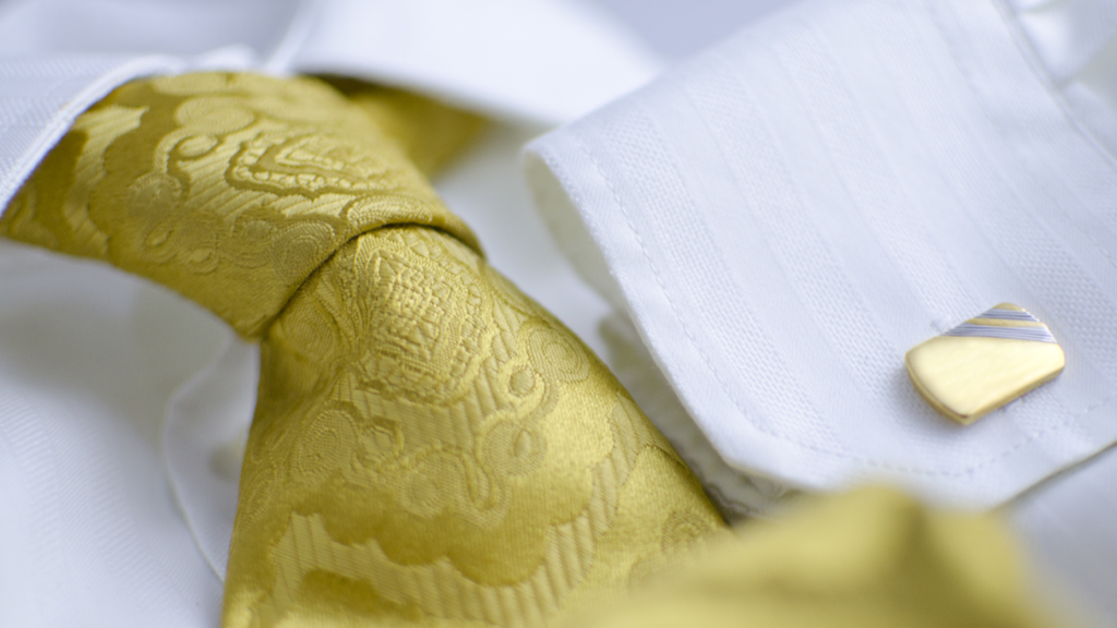 چگونه یک پیراهن مردانه رسمی را برای محیط کار انتخاب کنیم؟