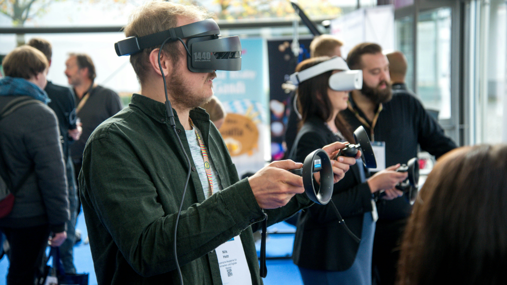 🕶️ واقعیت ترکیبی (Mixed Reality): ترکیب دنیای واقعی با مجازی