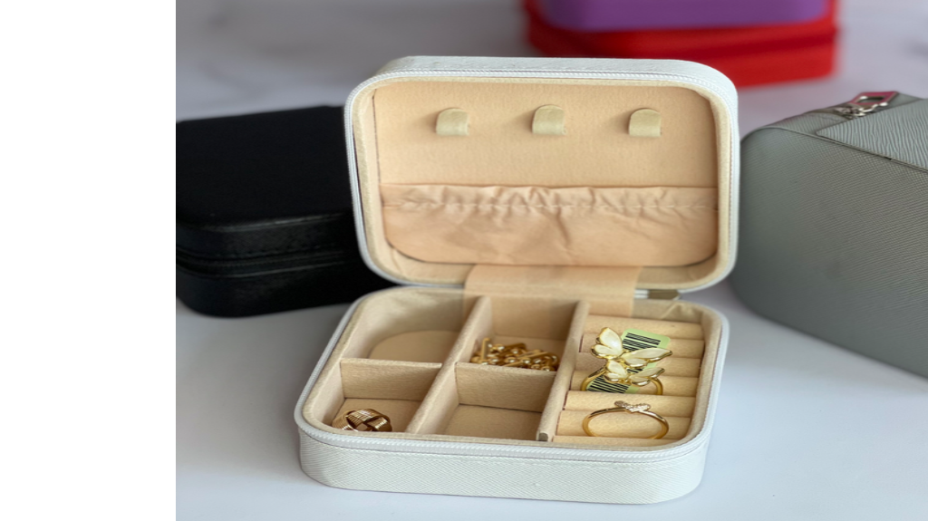 جعبه جواهرات مسافرتی چیست و چرا هر خانمی به آن نیاز دارد؟