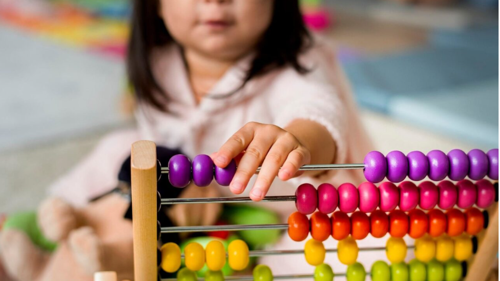 بهترین اسباب‌بازی‌ها برای تقویت هوش کودکان؛ راهنمای کامل والدین