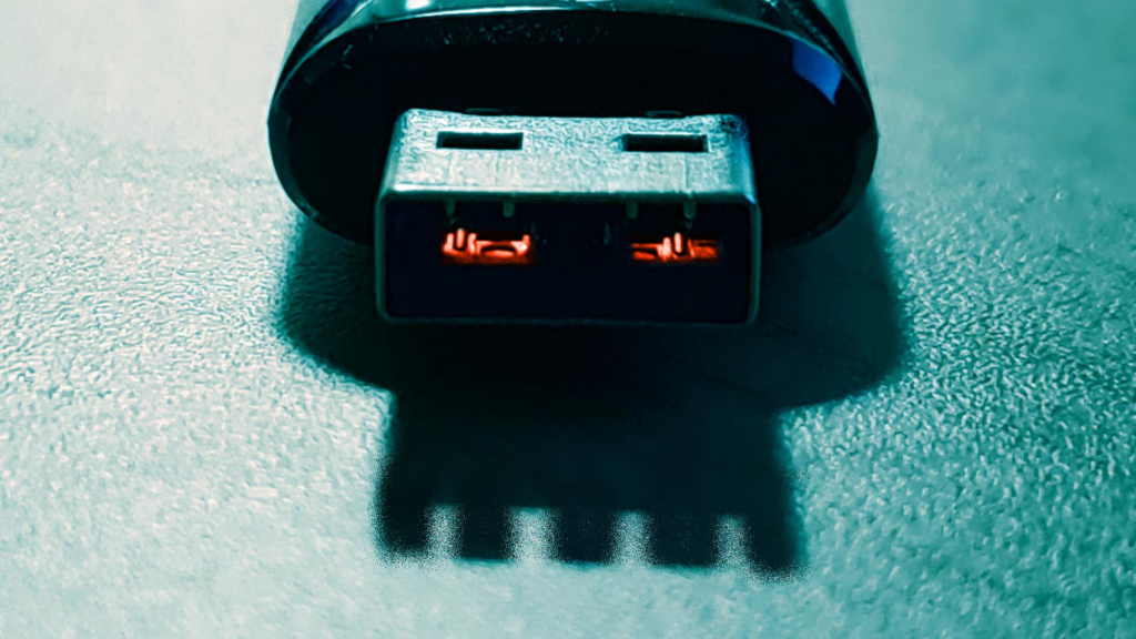 چقدر فلش USB شما امن است؟ درک خطرات امنیتی USB