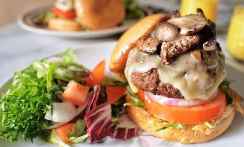 لیست بهترین فست فودهای مشهد؛ در مشهد فقط شیشلیک نخورید!