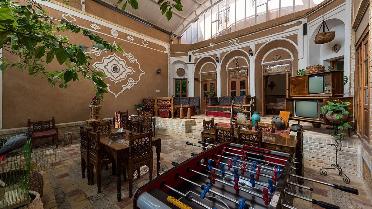 بوم گردی خشت آباد ؛ نمایی از حوض و خشت که باید یک بار آن را دید