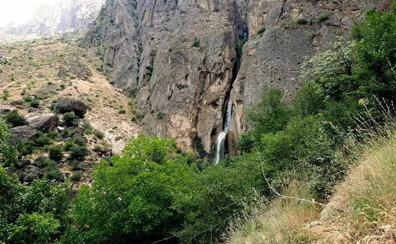 آبشار شاهاندشت؛ یک جاذبه تماشایی در دل طبیعت در آمل | جاباما