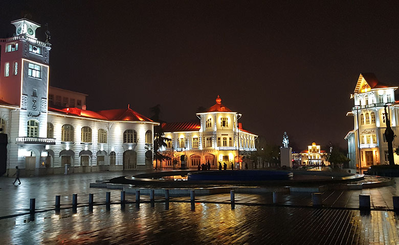 میدان شهرداری رشت در شب