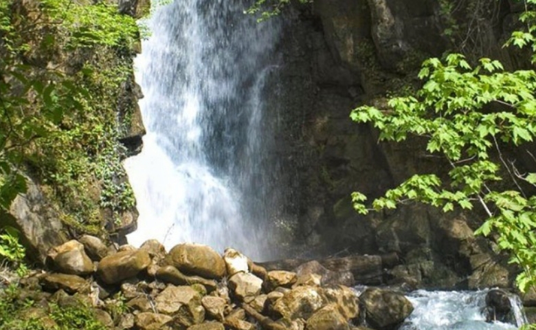 آبشار و بقعه بابا ولی