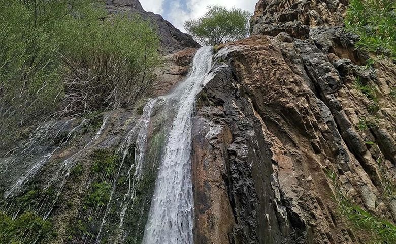 روستای طامه نطنز؛ گشت‌وگذار در دامنه‌های کوه کرکس | جاباما