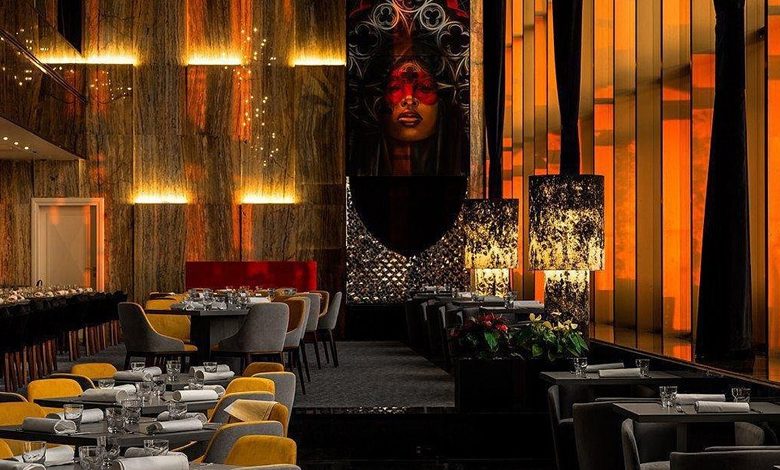 قدم زدن بر فراز آسمان شب تهران در رستوران اسکای لانژ هتل اسپیناس