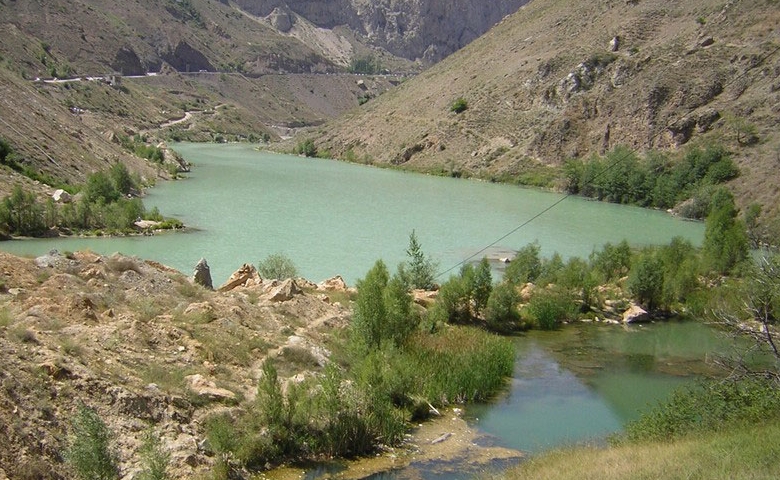 چشمه آب گرم رینه