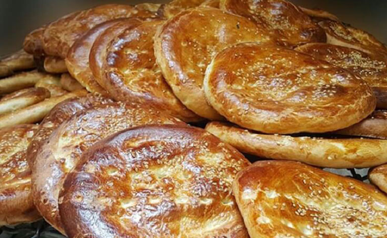 شیرینی و نانهای محلی