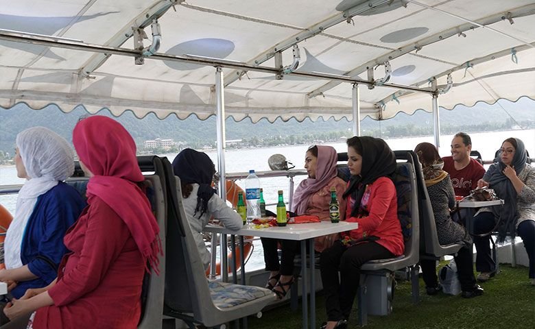 پذیرایی-در-کشتی-تفریحی-مایا-بندر-انزلی.jpg