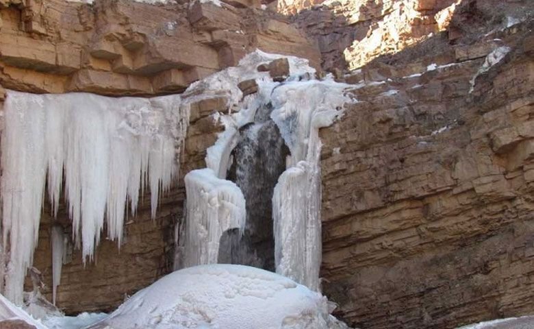 آبشار-و-قندیل-های-یخی-آوستا-ابرسج.jpg