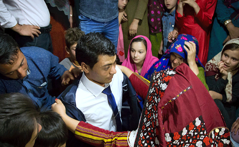آئین-عروسی-یا-گلین-توی.gif