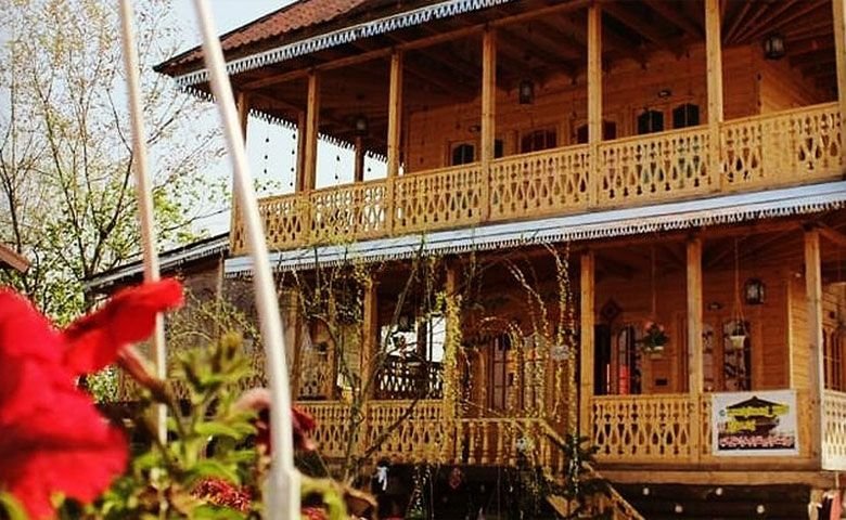 بوم-گردی-عمارت-گیلان-تاج-رشت.jpg