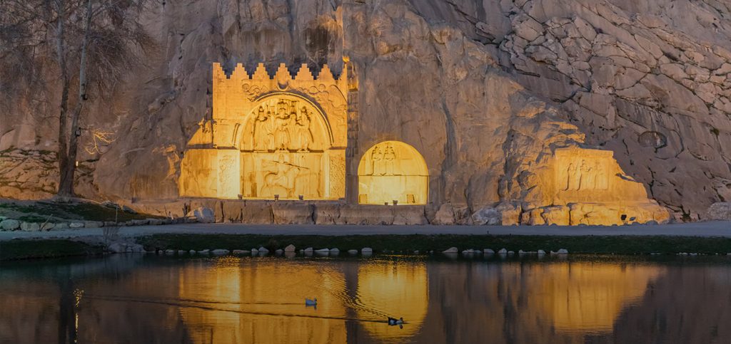 از طاق بستان کرمانشاه در سفر به غرب ایران بازدید کنید