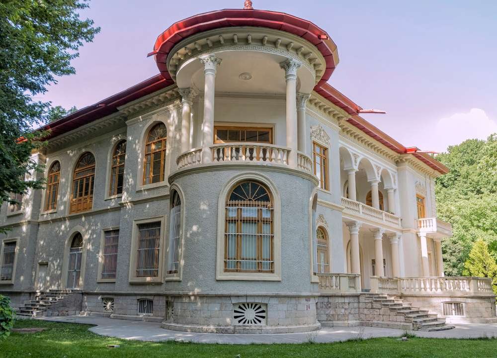 نمای بیرونی از معماری یکی از کاخهای مجموعه سعدآباد