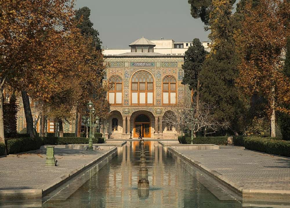 نمای ورودی کاخ گلستان با فواره آب